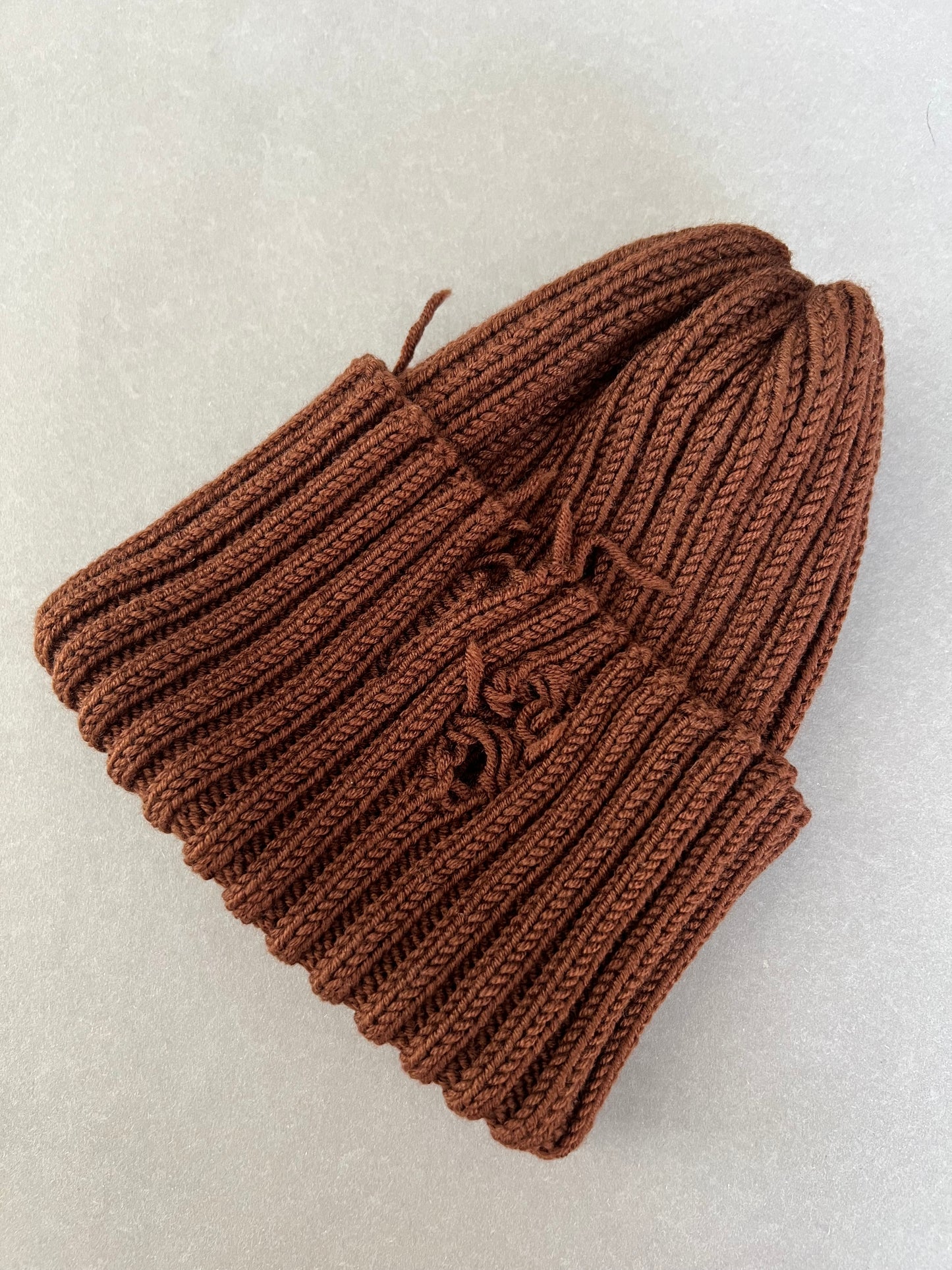 Czapka podarta brązowy