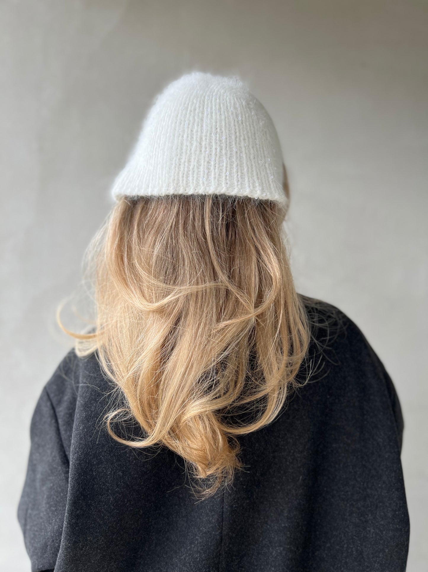 Bonnet - white with small sequins