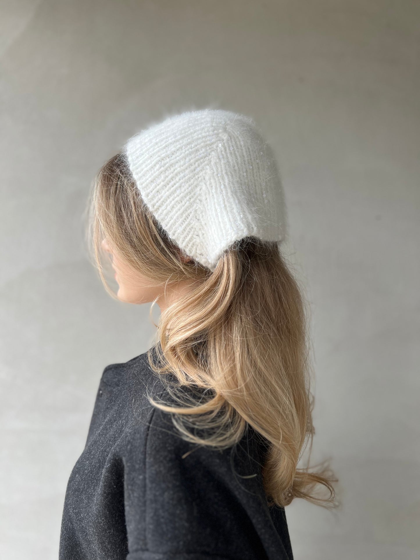 Bonnet - white with small sequins