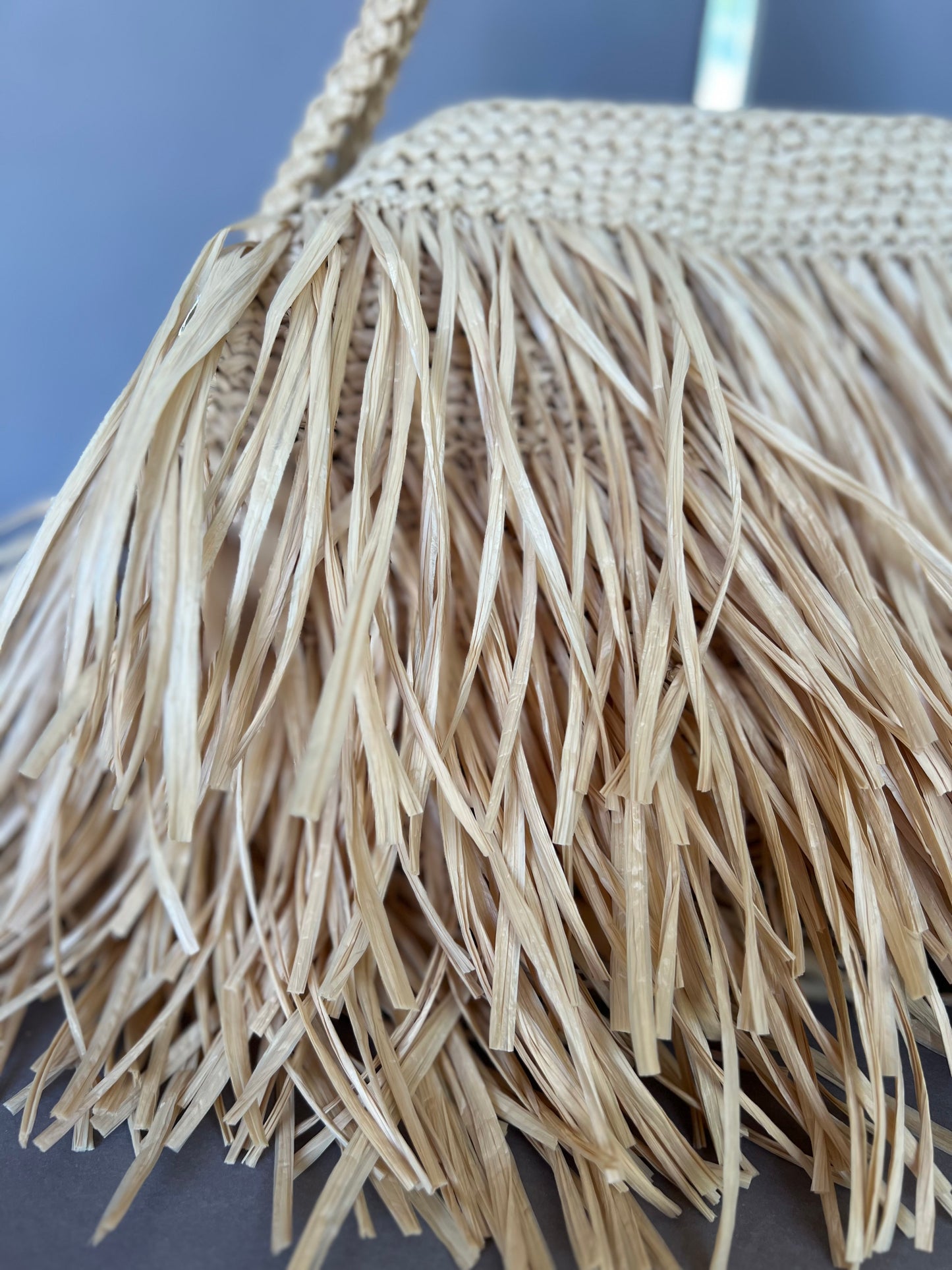 Torba "Nest" z frędzliami z rafii naturalnej - słomka