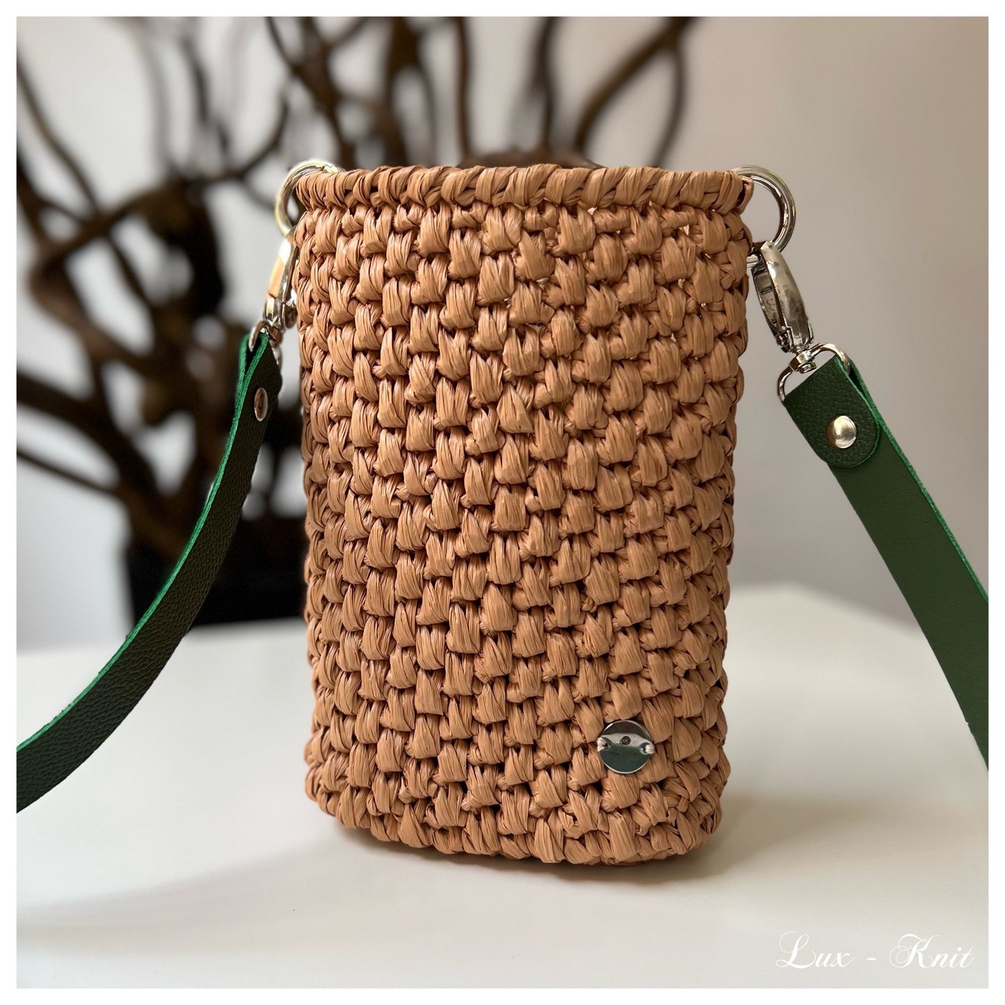 Women's raffia handbag