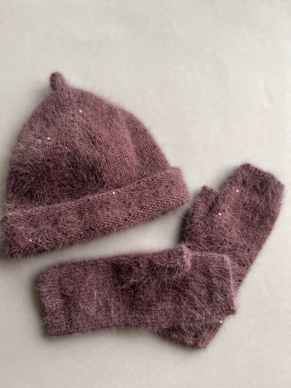 Zestaw: czapka Beanie + mitenki czekoladowy z cekinami