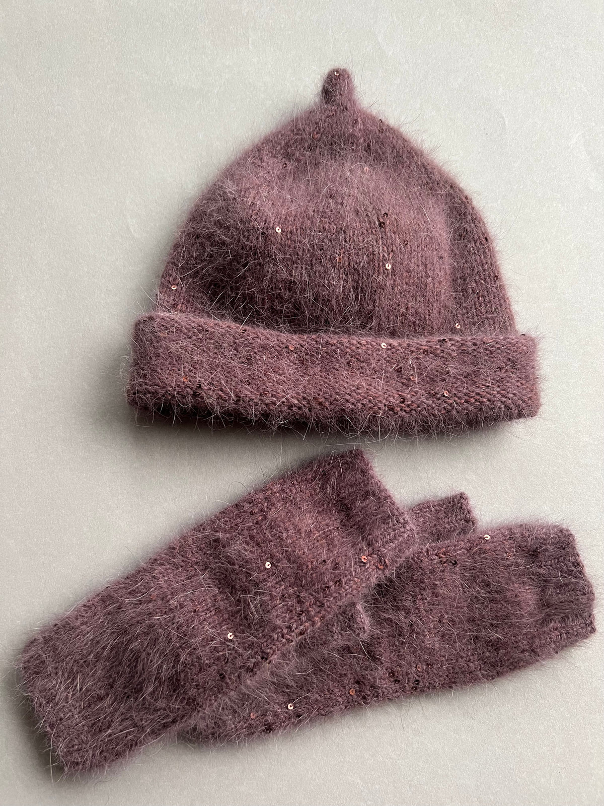 Zestaw: czapka Beanie + mitenki czekoladowy z cekinami