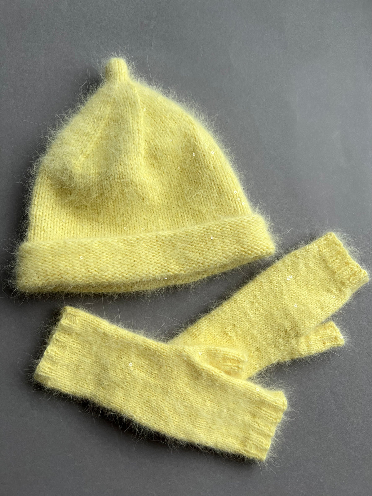 Zestaw: czapka Beanie + mitenki żółty z cekinami