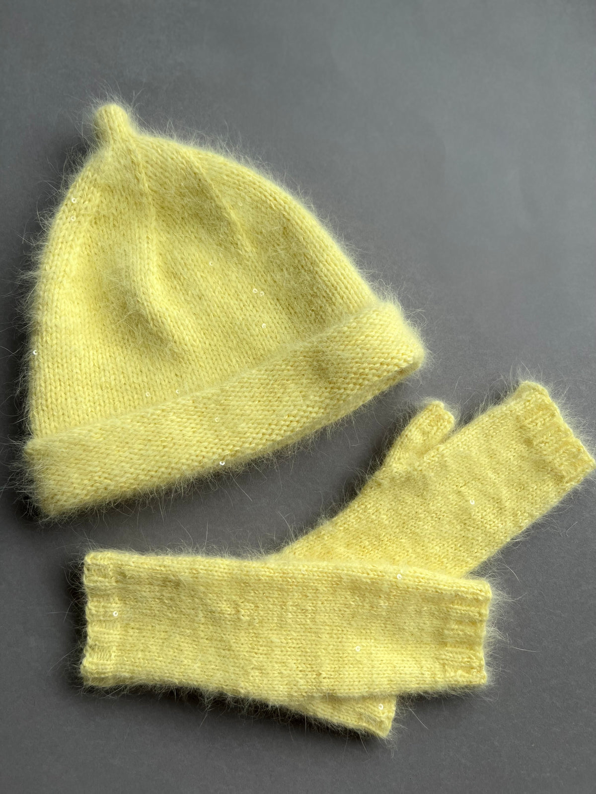Zestaw: czapka Beanie + mitenki żółty z cekinami